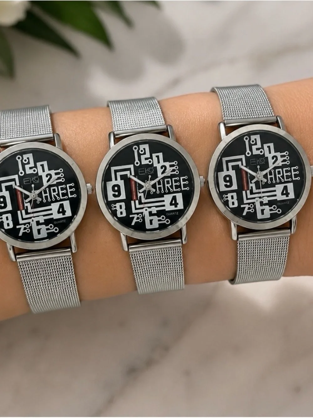 New Silver unisex Mesh Band Quartz Watch - Black Dial-self adjusting bracelet